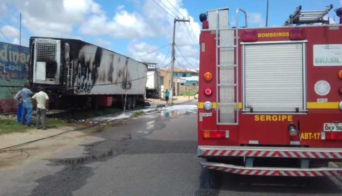 Bombeiros utilizam 6 mil litros de água para apagar as chamas (Foto: CBM/SE)