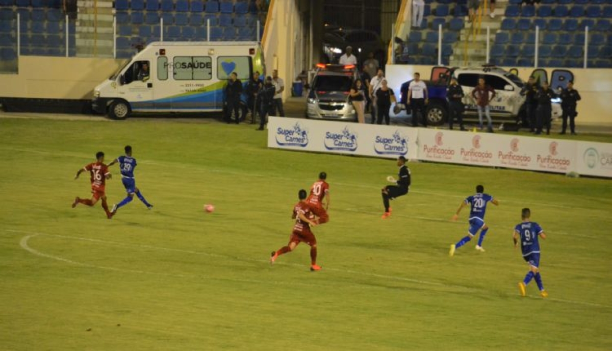 Jonatas toca por baixo de Erivelton: gol da vitória (Foto: Igor Matheus/ Portal Infonet)