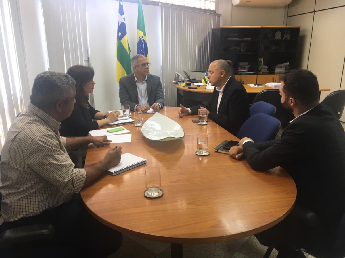 Em reunião, o secretário interino da Fazenda, Marcos Venicius, a superintendente da Fazenda, Ana Cristina, e o diretor de Relacionamento da Gol, Cláudio Neves Borges, trataram de incentivos fiscais para ampliação da malha aérea do estado (Foto: Sefaz/SE)