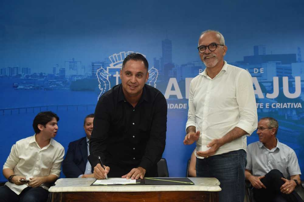 Prefeito de Aracaju empossa Antônio Hora como secretário de Esporte e anuncia pagamento do Bolsa-Atleta (Foto: Ana Lícia Menezes/ PMA)