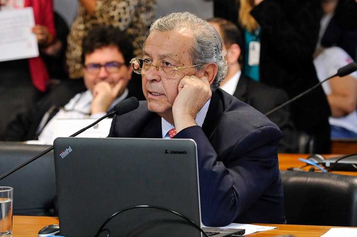 Relator, senador Jayme Campos considera que um ano de carteira assinada, no contexto atual, já configura estabilidade no emprego. Ele considera o prazo atual, de três anos, um exagero (Foto: Jane de Araújo/ Agência Senado)