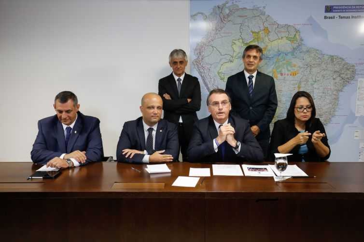 O presidente Jair Bolsonaro faz transmissão ao vivo ao lado do líder do governo na Câmara, Major Vitor Hugo; do porta-voz da Presidência, Otávio do Rêgo Barros, e da intérprete de libras, Elizângela Castelo Branco (Foto: Alan Santos/ PR)