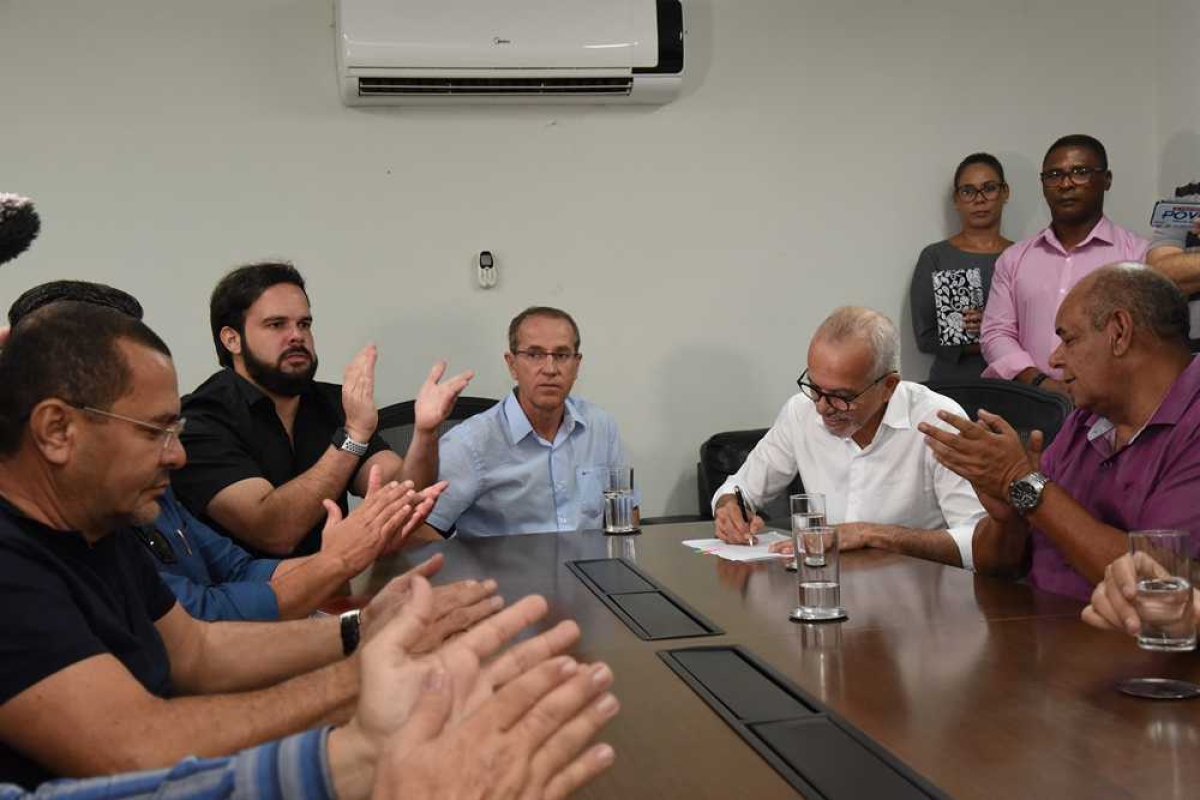 Prefeito de Aracaju sanciona leis de ampliação de isenção do IPTU, perdão de dívidas e modernização da gestão (Foto: Ana Lícia Menezes/ PMA)