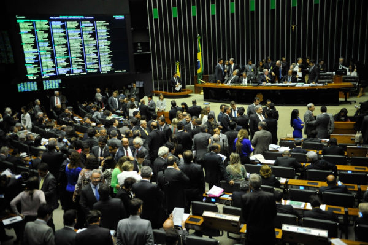 Fábio Henrique apresenta requerimento para votação da PEC dos Jornalistas (Foto: Via Hora News)