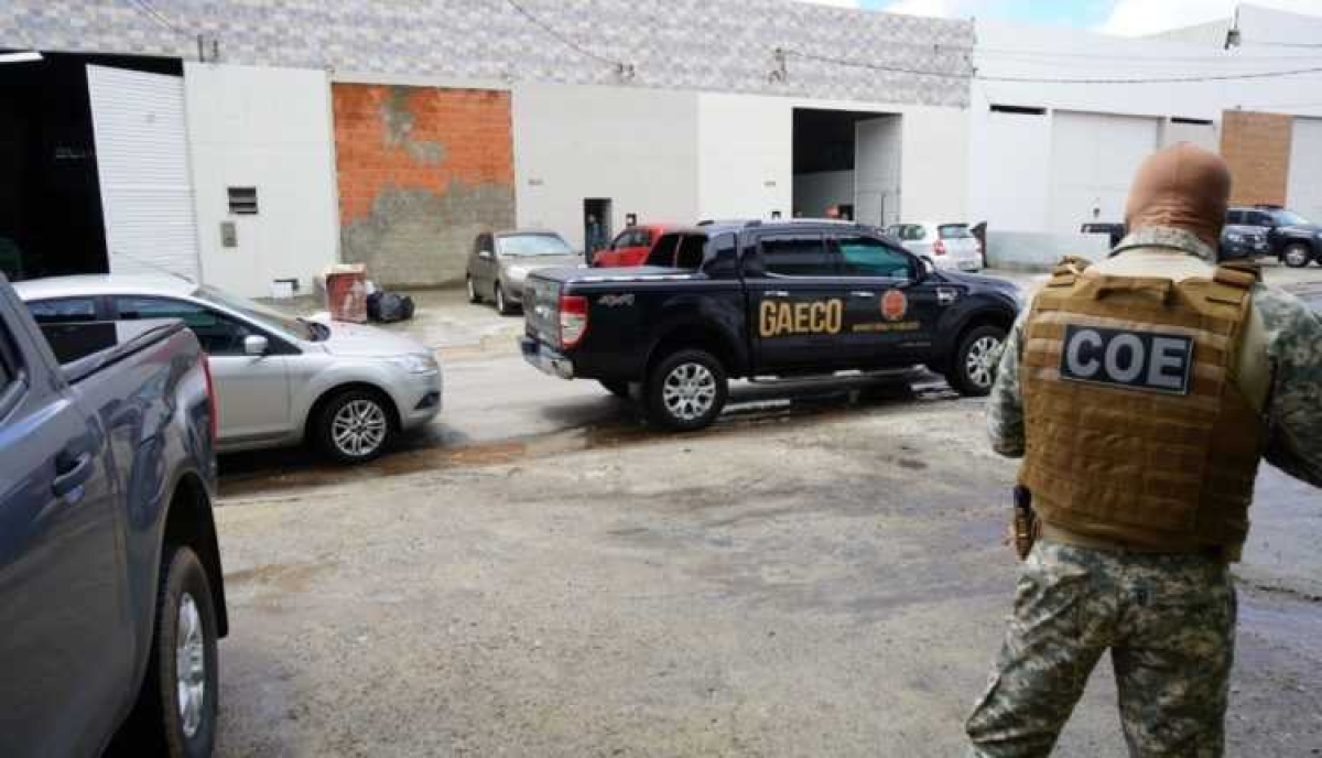 Policiais e promotores em ação para cumprimento dos mandados judiciais (Foto: MP/SE)