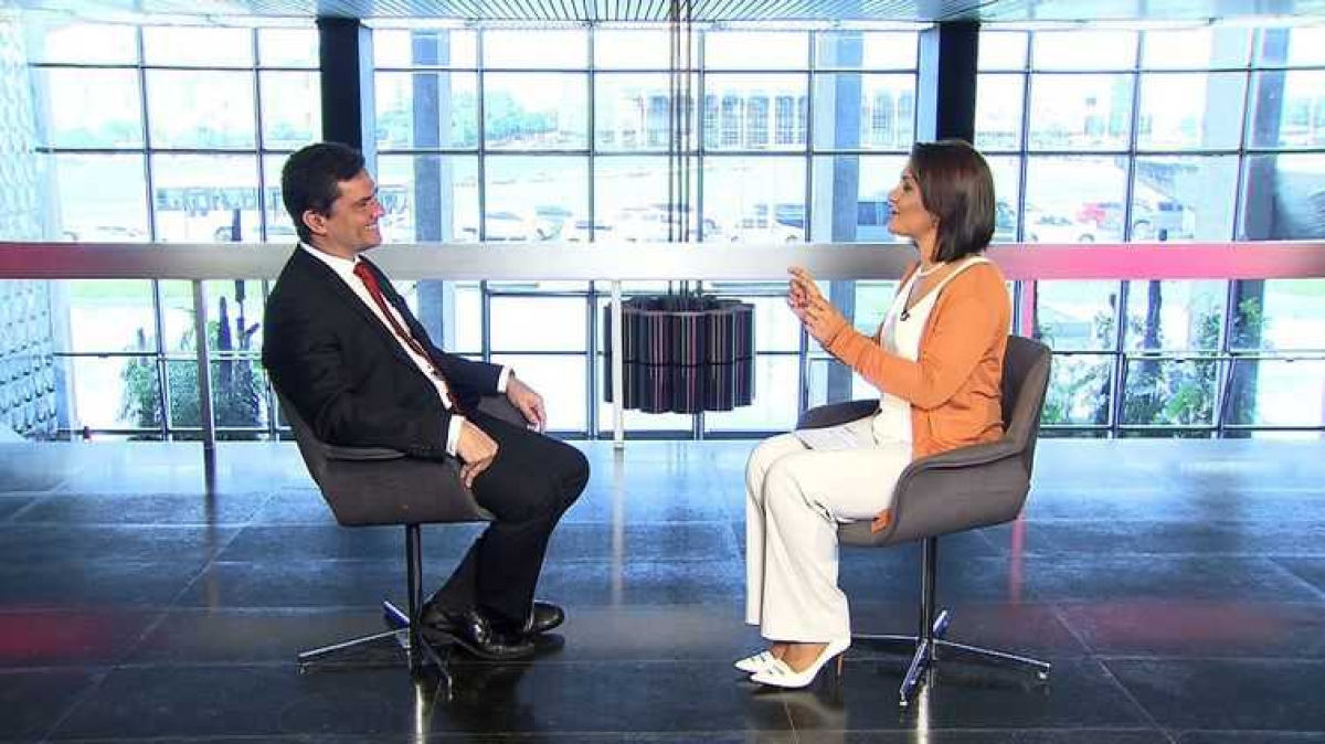 Ministro da Justiça, Sergio Moro, concede entrevista a Roseann Kennedy, na estreia do programa Impressões, na TV Brasil (Foto: Divulgação/ TV Brasil)