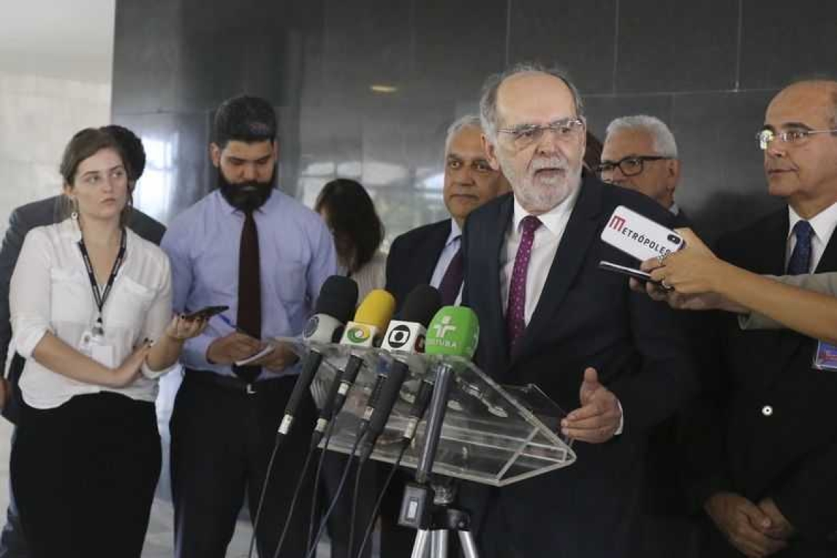 O presidente do Conselho Federal de Medicina (CFM), Carlos Vital, fala à imprensa, no Palácio do Planalto (Foto: Valter Campanato/ Agência Brasil)
