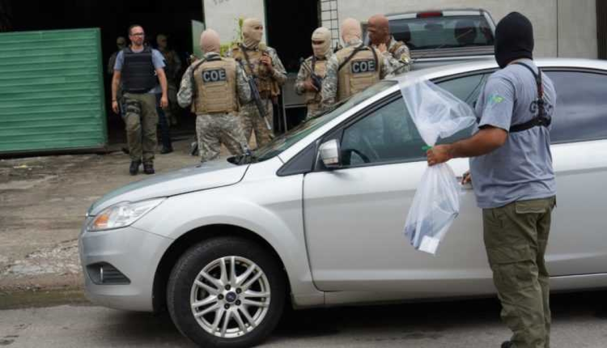 Momento em que o Ministério Público e a Polícia do Ceará cumprem mandado judicial em Sergipe (Foto: MP/SE)