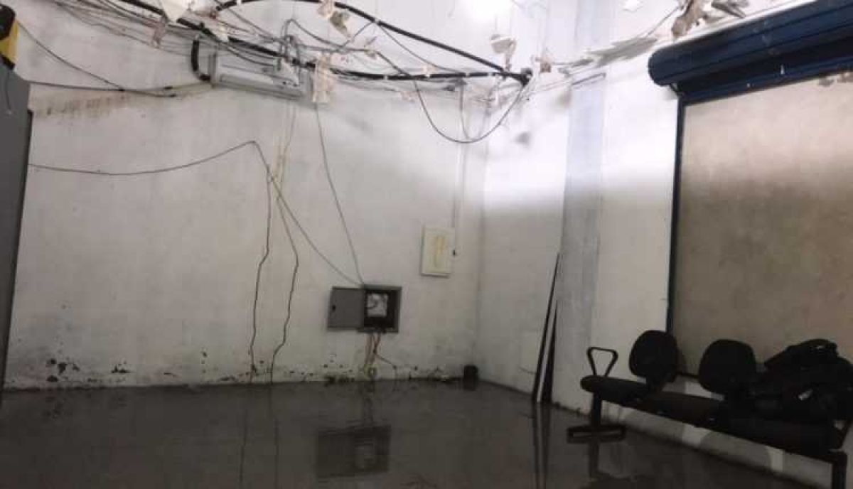 Getam: com as chuvas, gesso cede e parte do teto desaba em Itabaiana (Foto: WhatsApp/ Grupo Sergipe Notícias)