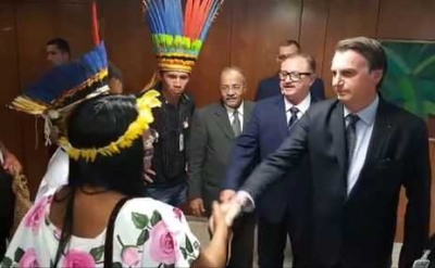 Bolsonaro faz live ao lado de indígenas (Foto: Presidência da República)