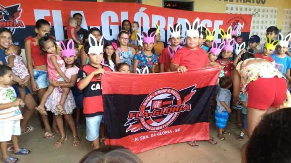 Membros da Fla Glória distribuem chocolates em comunidade carente de Gararu (Foto: Via Pingou Notícias)