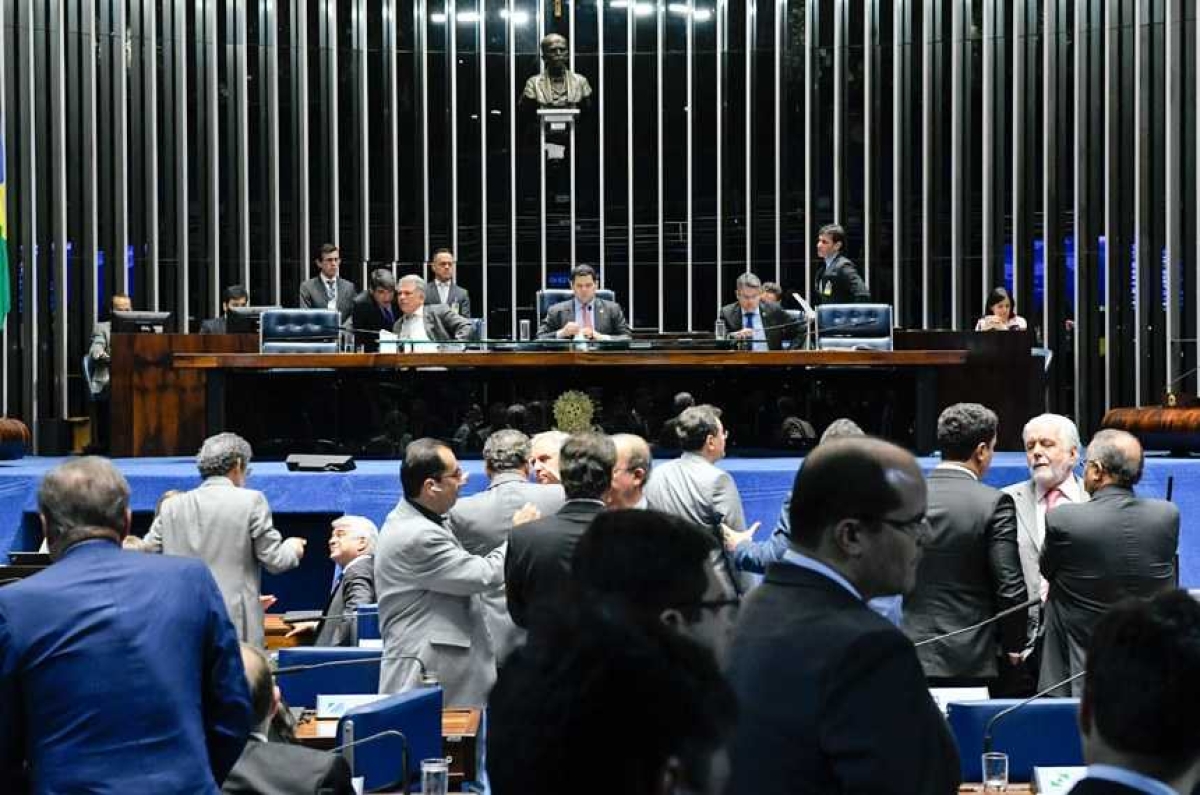 Para o presidente do Senado, Davi Alcolumbre (na mesa, ao centro), é preciso fazer com que os recursos públicos "cheguem na ponta" (Foto: Roque de Sá/ Agência Senado)