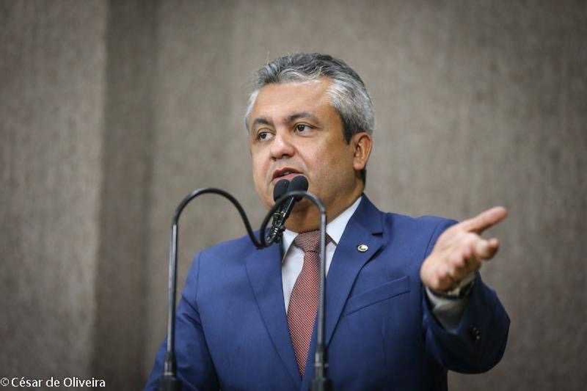 "No PCdoB, o martelo só serve para martelar cabeça de servidor público e a foice para cortar direito de trabalhadores", afirma Elber Batalha (Foto: Assessoria Elber Batalha)
