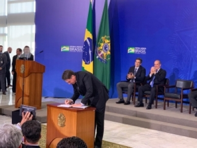 Laércio Oliveira comemora a sanção da lei que vai possibilitar crédito com juros mais baixos para microempresas (Foto: Site Laércio Oliveira)