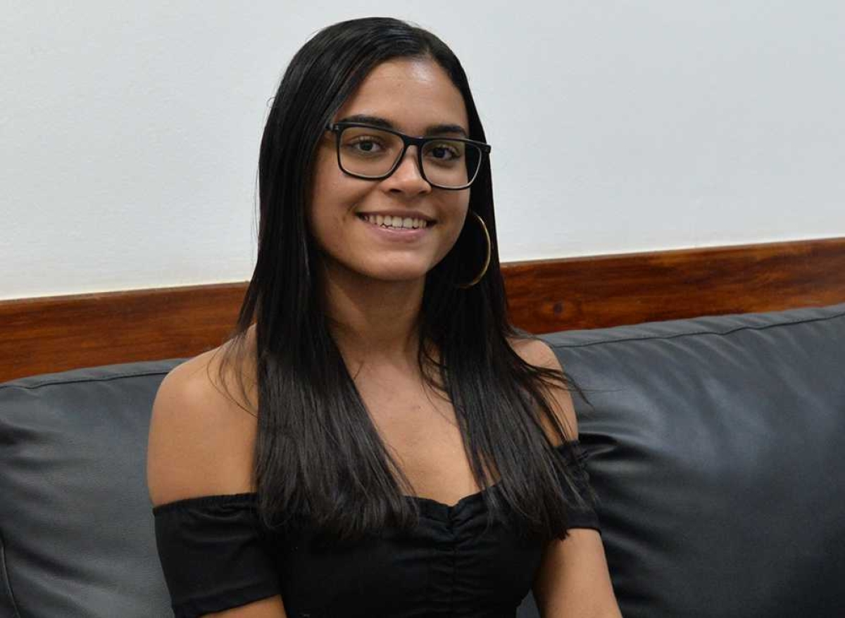 Priscila Oliveira Nascimento, de 16 anos, foi premiada em terceiro lugar no Concurso Internacional Juvenil de Poesia do Clube de Justiça Social, de Kansas, Estados Unidos (Foto: Maria Odília/ Seduc/SE)