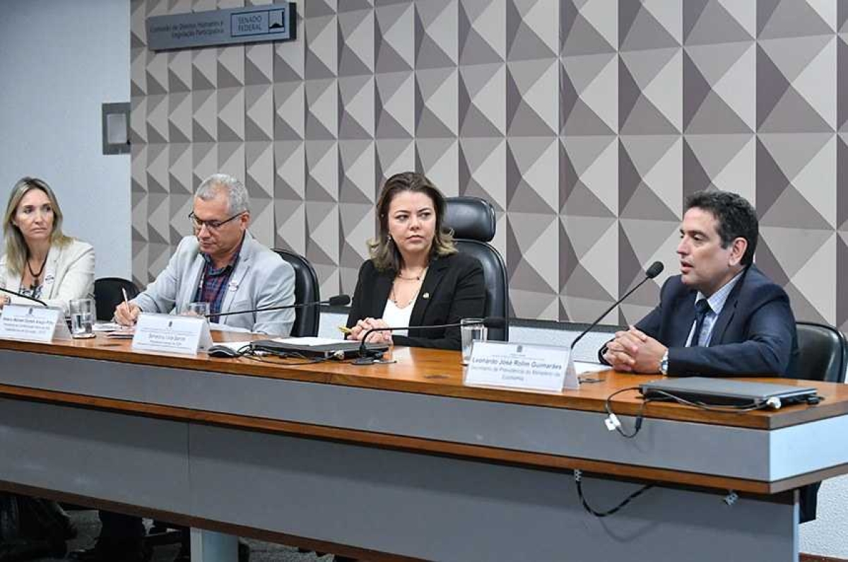 O debate teve a presença (da esq. para a dir.) da diretora do Sinpro-DF, Rosilene Lima, do presidente da CNTE, Heleno Araújo Filho, da senadora Leila Barros e do secretário de Previdência, Leonardo Guimarães (Foto: Geraldo Magela/ Agência Senado)