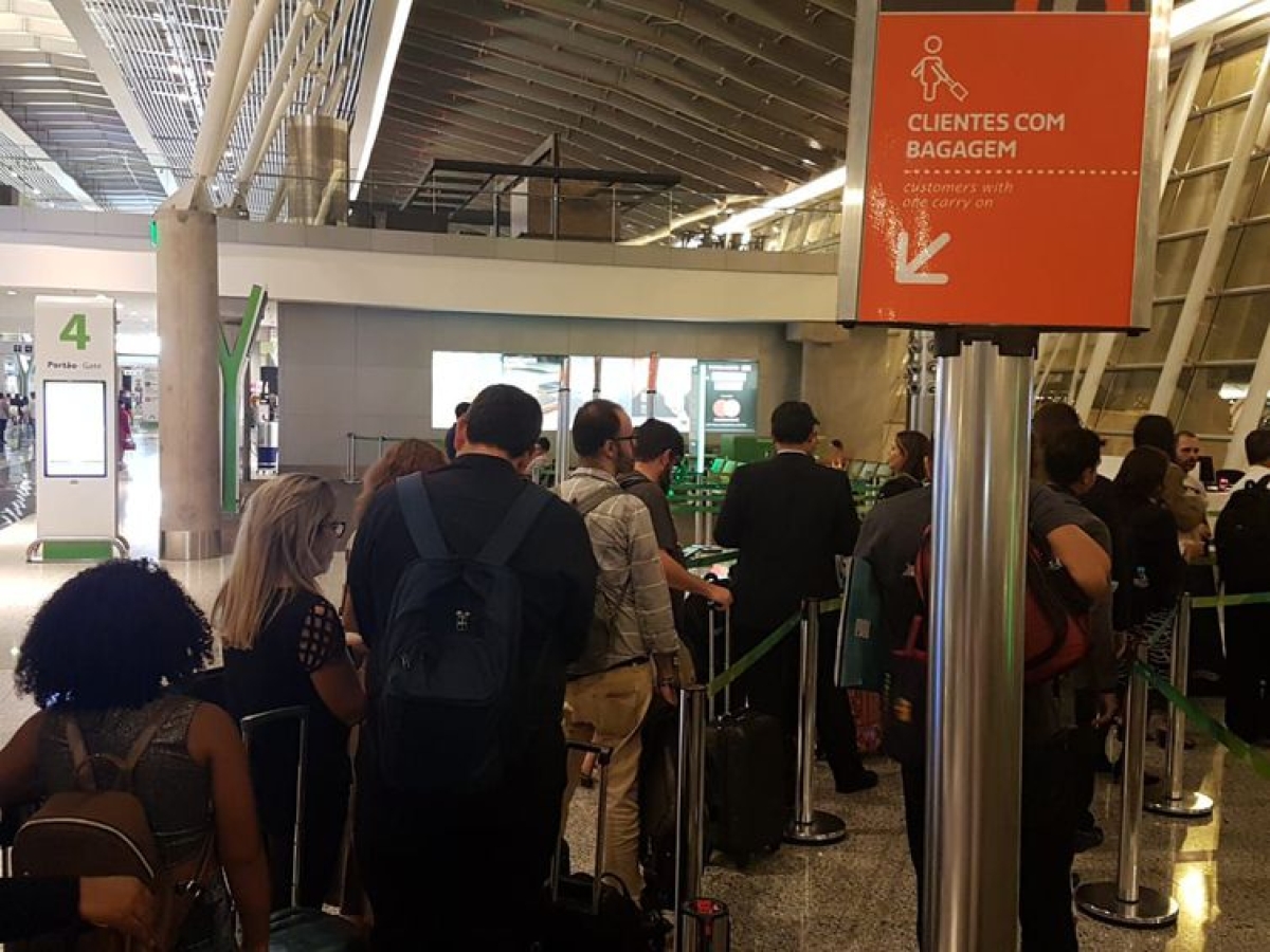 Clientes com bagagem de mão precisam obedecer as especificações da Anac para embarcá-la no compartimento de bagagem na área de passageiros do avião (Foto: Pedro Rafael Vilela/ Agência Brasil)