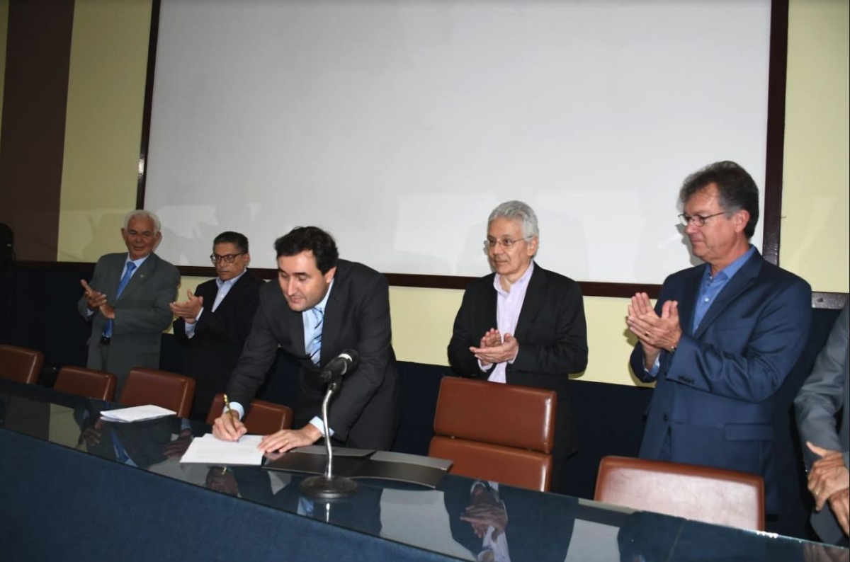 Laércio Oliveira prestigia posse de Brenno Barreto como presidente do SergipeTec (Foto: Site Laércio Oliveira)
