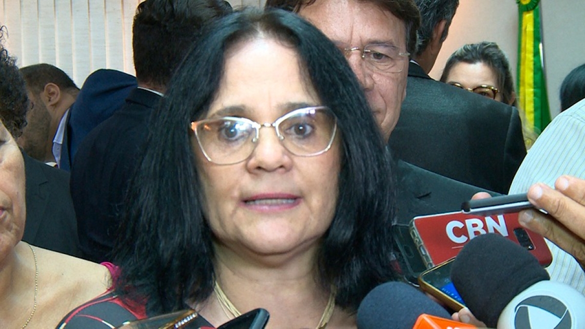 Em Sergipe, Damares Alves diz que acompanha caso da criança grávida (Foto: Humberto Alves/ F5 News)