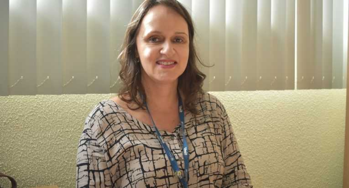 A professora Paloma formula convite para o Fórum Educacional (Foto: Unit)