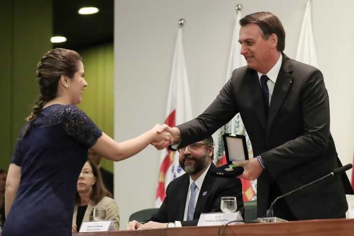 O presidente Jair Bolsonaro entrega do Prêmio Rio Branco, Medalha de prata, à secretária Priscila Liz Alves, segunda colocada do Curso de Formação de Diplomatas (Foto: Marcos Corrêa/ PR)