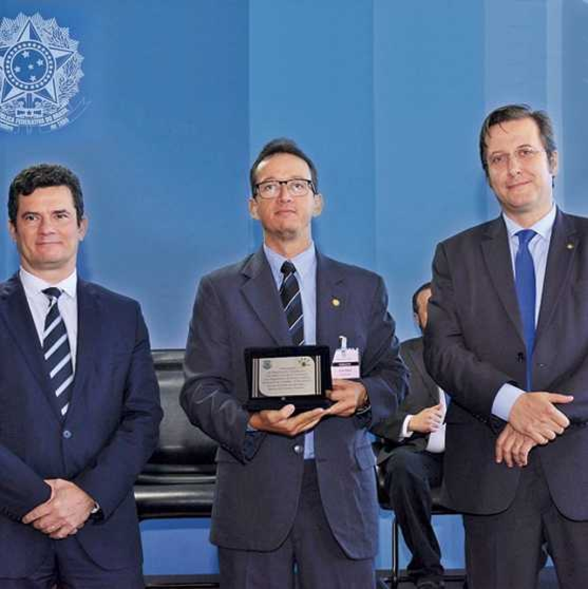 Sérgio Moro premia Sergipe com selo de reconhecimento por oferta de trabalho no sistema prisional (Foto: Isaac Amorim/ MJ/ SP)