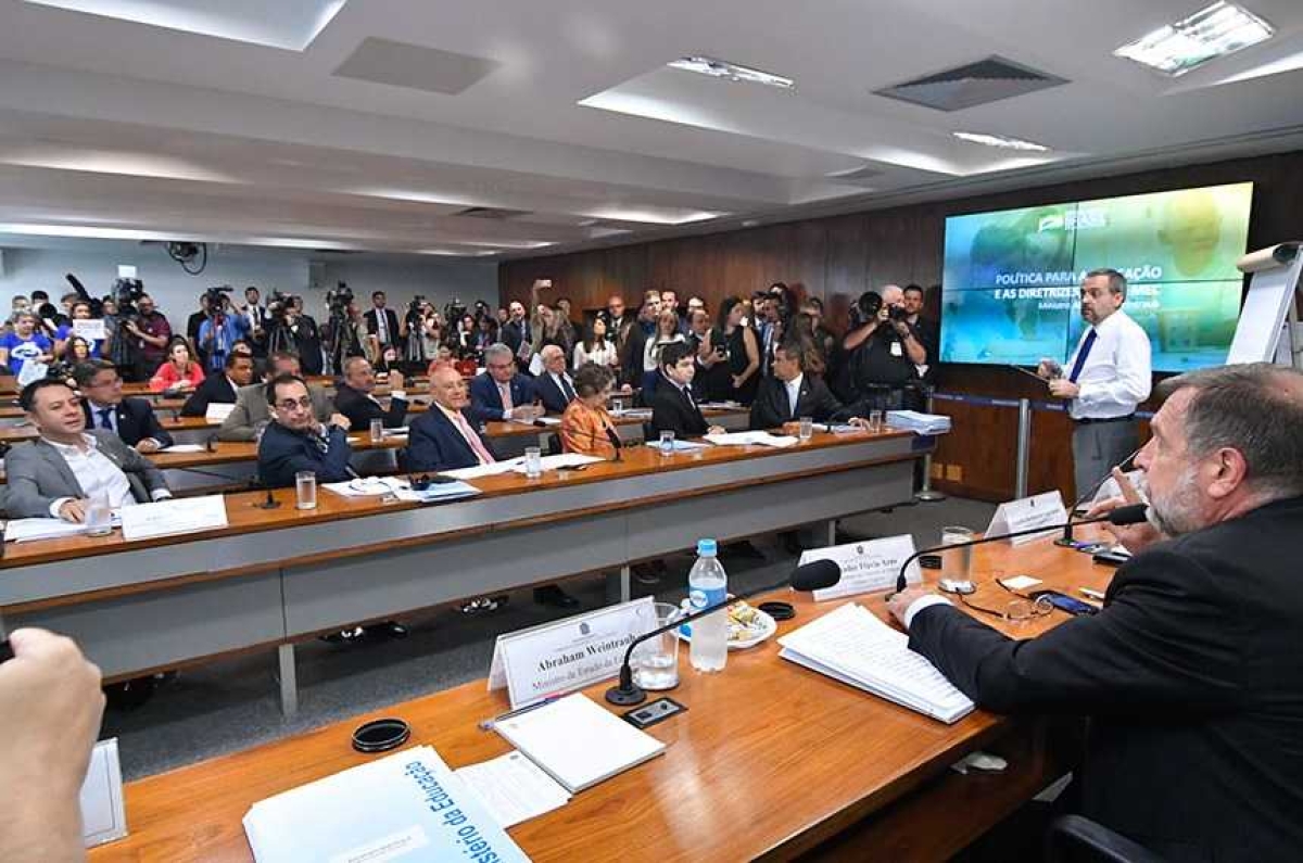 O ministro da Educação, Abraham Weintraub (D), apresenta diretrizes e programas da pasta. �? mesa, o vice-presidente da CE, senador Flávio Arns (Foto: Geraldo Magela/ Agência Senado)