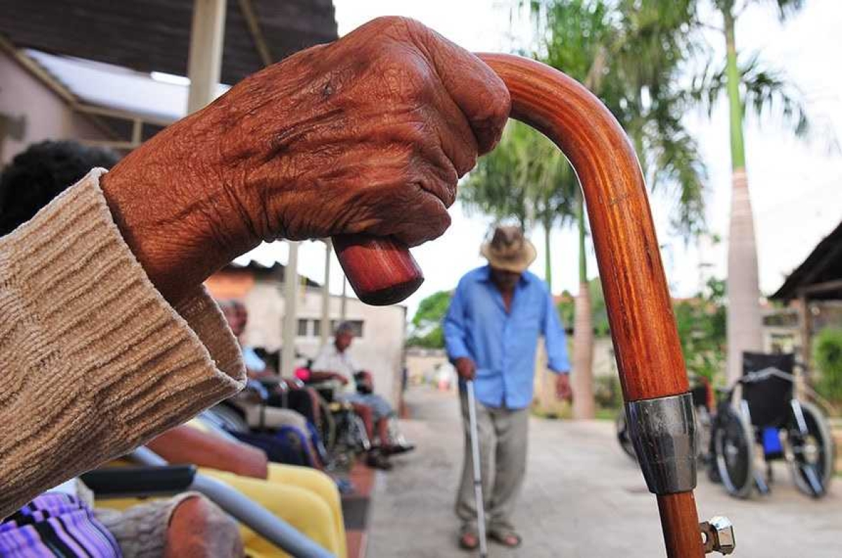 Pela proposta do governo, idosos com renda familiar mensal de até R$ 238 terão de aguardar até 70 anos para receber integralmente o BPC. Atualmente o benefício de um salário mínimo (R$ 998) é pago às pessoas com deficiência e aos idosos com 65 anos ou mais sem meios de se sustentar (Foto: Tony Winston/ Agência Brasília)