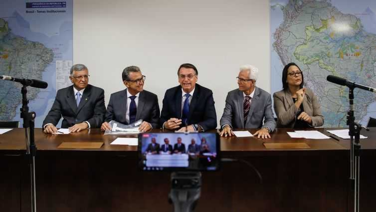 O presidente Jair Bolsonaro faz transmissão ao vivo para redes sociais ao lado dos médicos Odorico Moraes, Marcelo Borges e Edmar Maciel, e da intérprete de libras, Elizângela (Foto: Carolina Antunes/ PR)