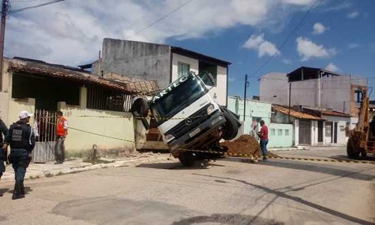 Caminhão de areia tomba em residência e atinge morador (Foto: Major Sílvio Prado/ Defesa Civil de Aracaju)