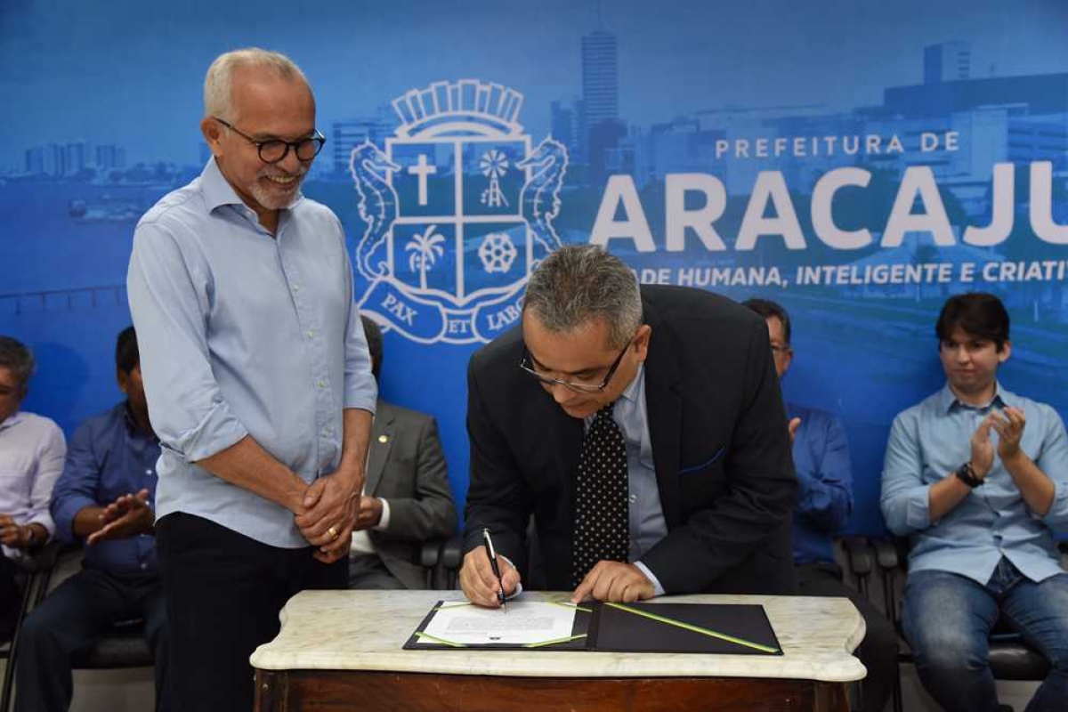 Prefeito de Aracaju empossa Alan Alexander Lemos como secretário do Meio Ambiente (Foto: Ana Lícia Menezes/ PMA)
