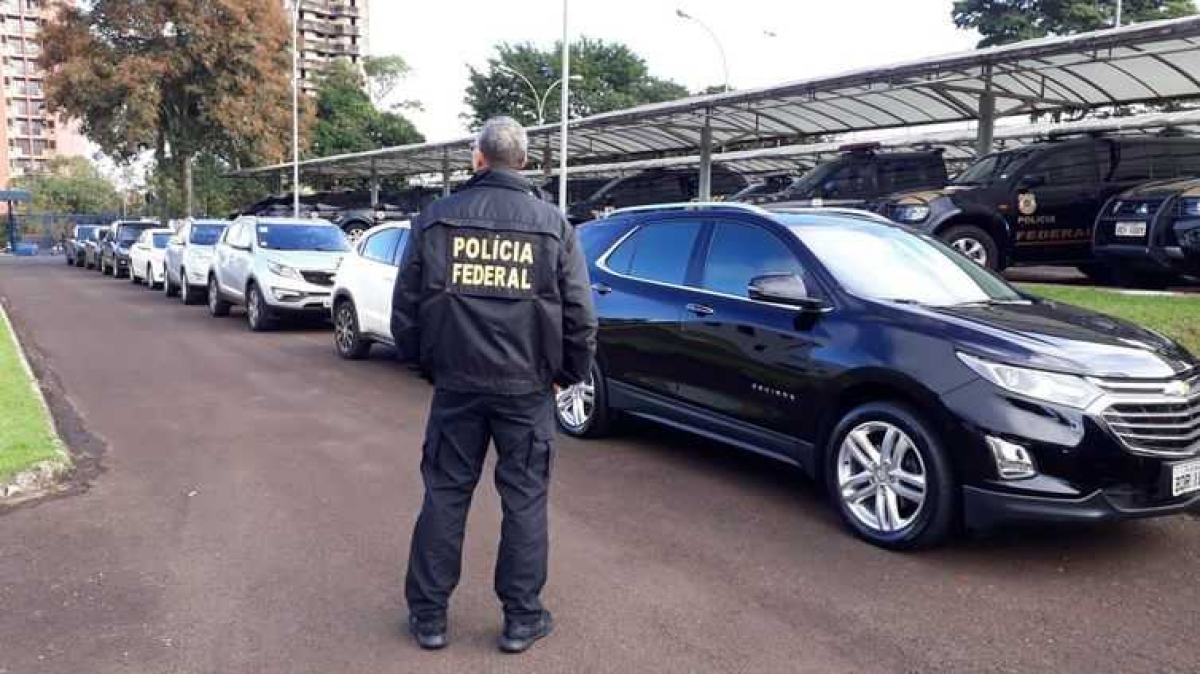 Polícia Federal, cumprindo mandado judicial, apreende veículos dos investigados na Operação Freeway (Foto: Divulgação/ PF)