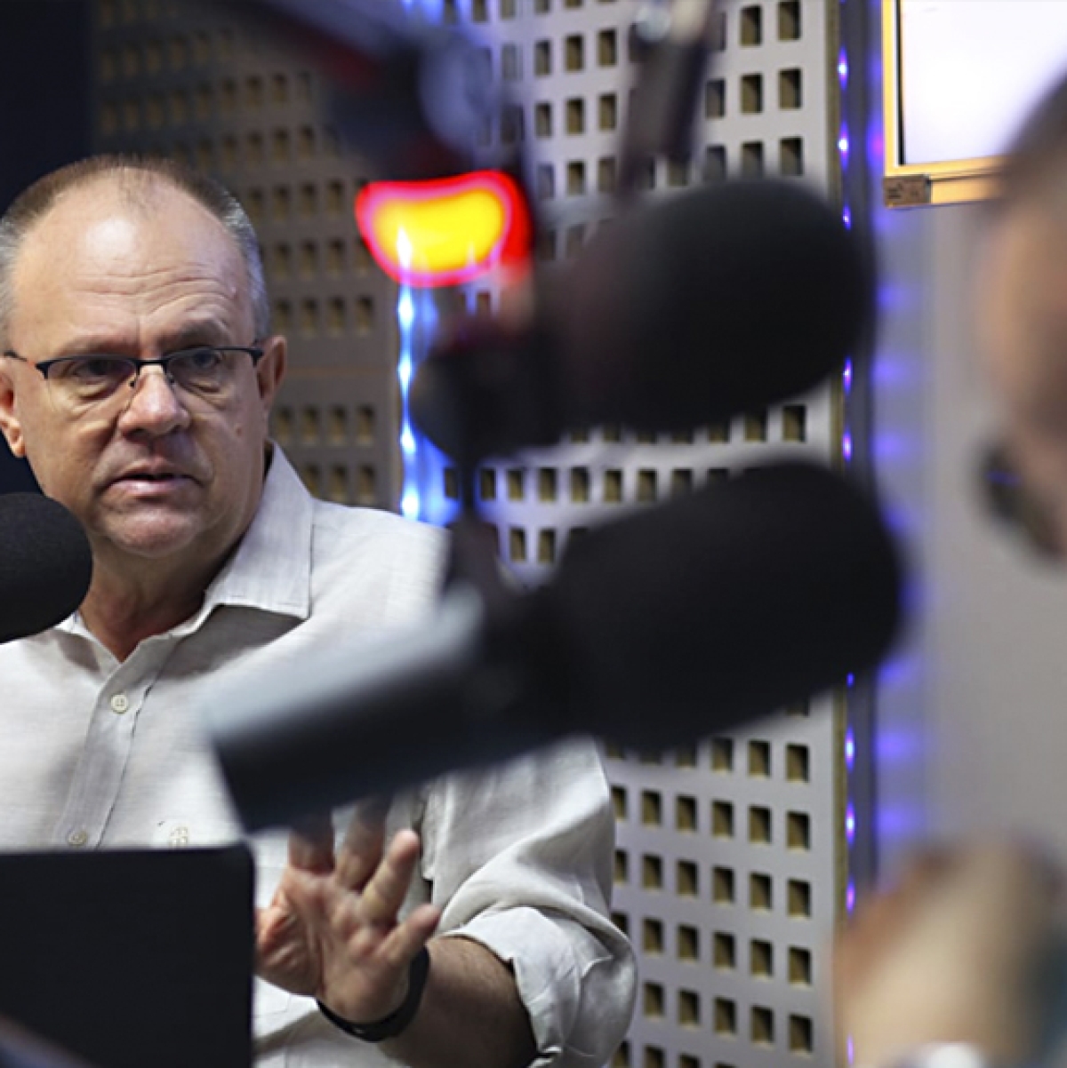 Na manhã desta quarta-feira (15), o governador Belivaldo Chagas concedeu entrevista ao radialista Gilmar Carvalho, na Rádio Jornal. O gestor do executivo retomou os principais assuntos que envolvem a situação econômica do estado, entre eles a probabilidade de reestruturação financeira sem o decreto de calamidade (Foto: Marco Vieira/ ASN)