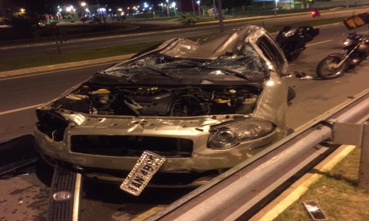 Motorista perde controle e veículo capota (Foto: WhatsApp/ Sergipe Notícias)
