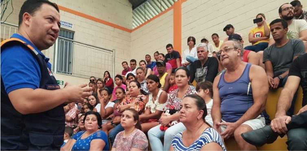 Moradores de Barão de Cocais, em simulação com agentes da Defesa Civil (Foto: Prefeitura Municipal de Barão de Cocais)