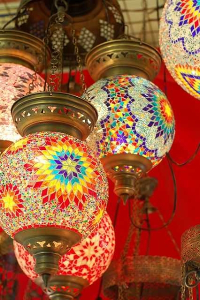 A beleza das luminárias orientais, que dão um toque colorido e mistico à decor (Foto: Divulgação)