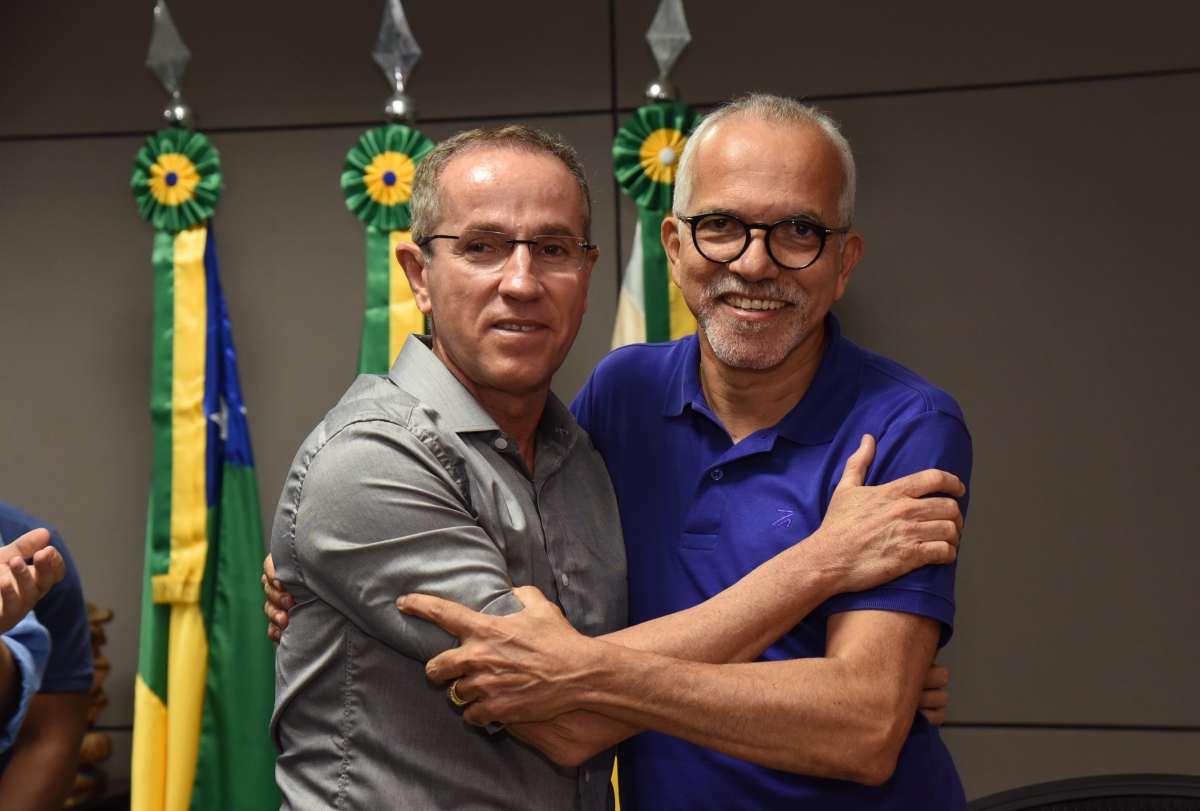 Edvaldo Nogueira transmite interinamente cargo de prefeito para Nitinho (Foto: Ana Lícia Menezes/ PMA)