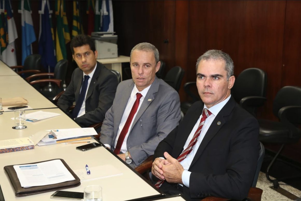 Secretário do TCU em Sergipe, Jackson Souza, com os representantes do CGU, Frederico Resende e Claudio Canuto, durante reunião do Focco/SE (Foto: Cleverton Ribeiro/ TCE/SE)