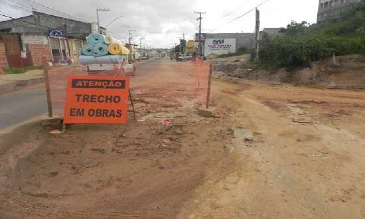 Segundo os populares, a obra começou em fevereiro deste ano a partir do trecho do bairro Lamarão, mas com a falta de continuidade os moradores estão sendo prejudicamos pela interrupção do trânsito e também pela alta quantidade de poeria (Foto: Portal Infonet)