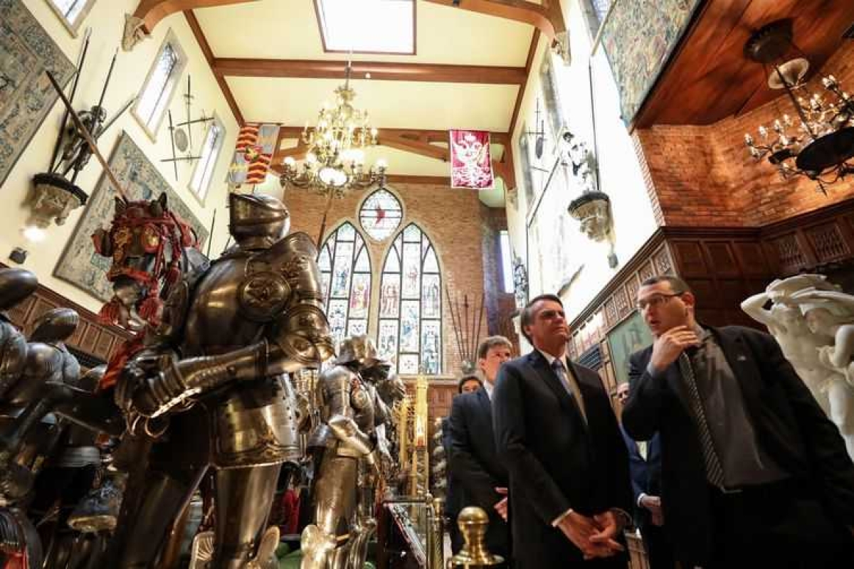 O presidente Jair Bolsonaro visitou o Castelo São João, no Recife, onde esta localizada a coleção de armas brancas do Instituto Ricardo Brennand (Foto: Marcos Corrêa/ PR)