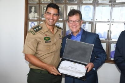Laércio Oliveira é homenageado pelo 28º Batalhão de Caçadores (Foto: Site Laércio Oliveira)