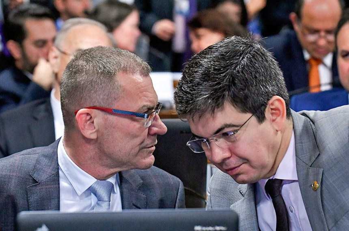 Os senadores Fabiano Contarato (E) e Randolfe Rodrigues são autores de uma das propostas em exame na Comissão de Constituição e Justiça que pretendem anular o decreto sobre uso de armas editado pela Presidência da República (Foto: Geraldo Magela/ Agência Senado)
