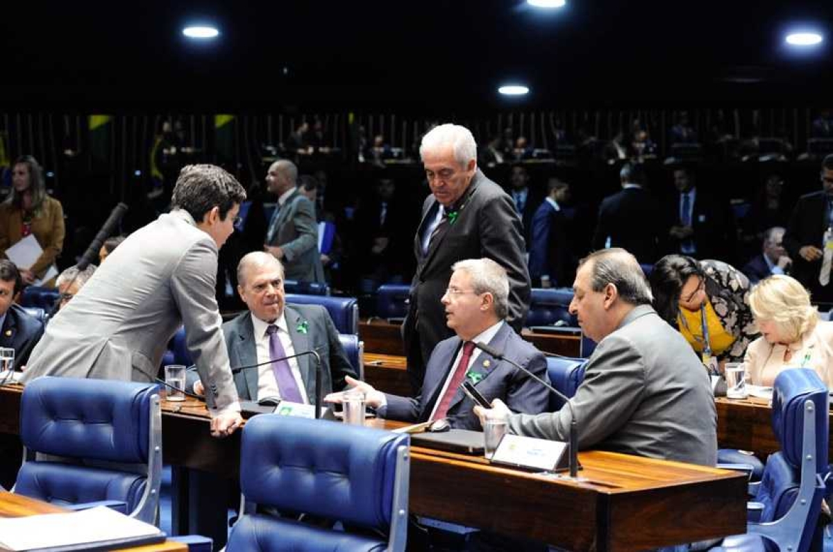 Relator do texto na CCJ, Antonio Anastasia (2º à dir.) conversa no Plenário com Randolfe Rodrigues, Tasso Jereissati, Otto Alencar e Omar Aziz durante a sessão desta quarta
(Foto: Roque de Sá/ Agência Senado)