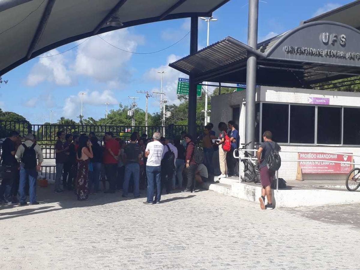 Estudantes bloquearam os dois acessos ao campus de São Cristóvão (Foto: Portal Infonet)