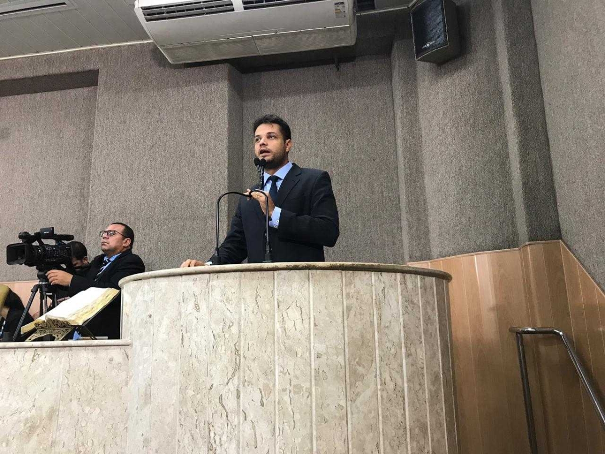 Anderson de Tuca alerta que a Praça da Bandeira está sem seu símbolo (Foto: Assessoria Anderson de Tuca)