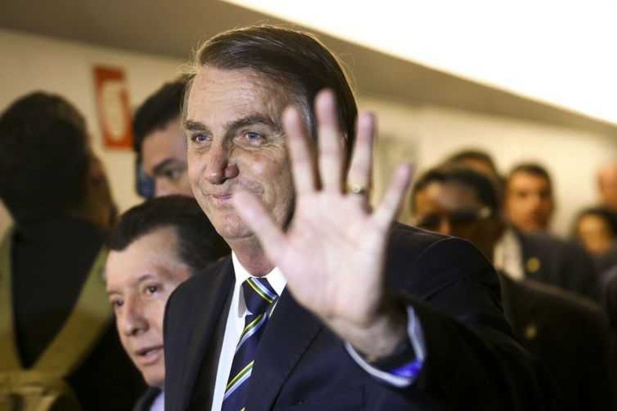 O presidente Jair Bolsonaro vai à Câmara dos Deputados para entregar ao presidente da Casa, Rodrigo Maia, o projeto de lei que altera o Código de Trânsito Brasileiro (Foto: Marcelo Camargo/ Agência Brasil)