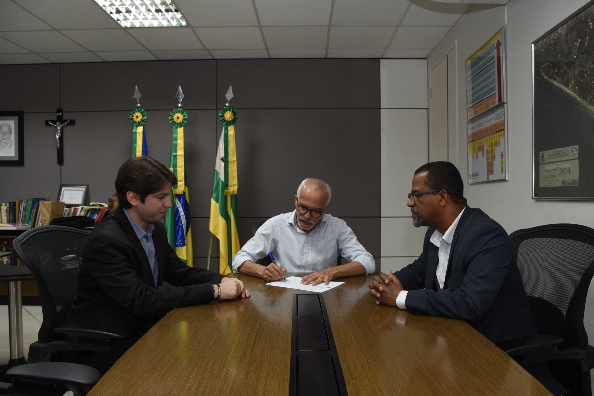 Prefeito de Aracaju assina decreto que amplia prazo para contribuinte solicitar isenção do IPTU (Foto: Ana Lícia Menezes/ PMA)