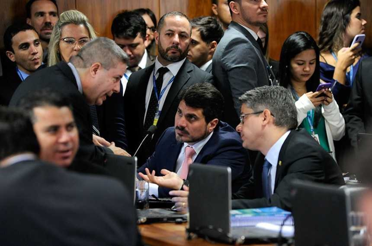 Na reunião anterior, senadores pediram debates sobre o tema antes de votar o relatório do senador Marcos do Val (ao centro). Porém, o requerimento foi rejeitado e foi dado prazo de uma semana antes da votação (Foto: Jane de Araújo/ Agência Senado)