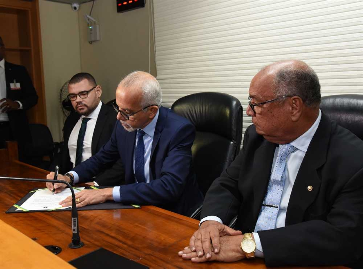 Prefeito de Aracaju sanciona lei que amplia valor mínimo para cobrança judicial de dívidas do município (Foto: Ana Lícia Menezes/ PMA)