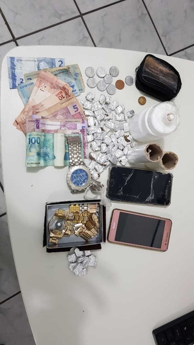 Polícia Civil prende mãe e filho suspeitos de tráfico de drogas (Foto: SSP/SE)